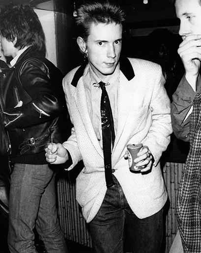 Johnny Rotten. V Anglii mezitím pankáči stavěli celou éru na hlavu a vytvářeli si vlastní styl, který sestával ze zběslých kombinací starých sak, roztrhaných džín a kravat nošených s notnou dávkou ironie.