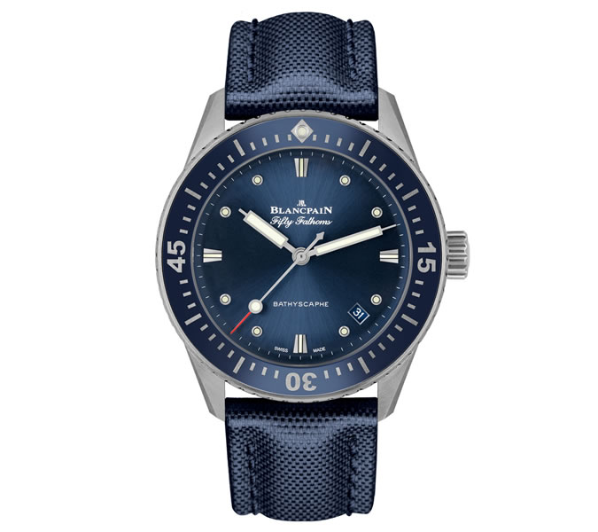 Blancpain Fifty Fathoms Bathyscaphe Abyss Blue - pravděpodobně nejlepší sportovně luxusní hodinky vůbec. Ciferník je oproti ostatním modelům menší, ač to není na první pohled vidět, a proto je skvělý, pokud nemáte zrovna nejsilnější zápěstí. 