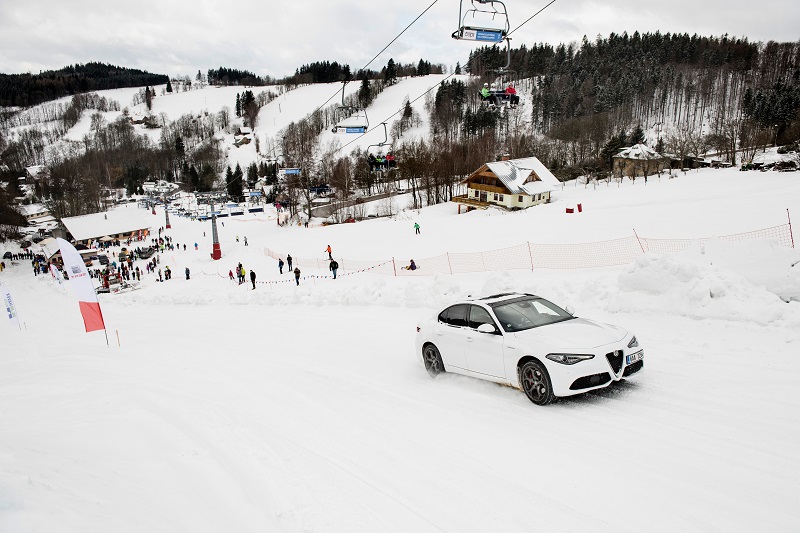 Jako první, avšak mimo klasifikaci, se na trať vydala nabroušená novinka Alfa Romeo Giulia Veloce, v provedení 4x4. Všem jasně dokázala, že její sportovní DNA se nezapře a doslova vylétla na vrchol závodní tratě.