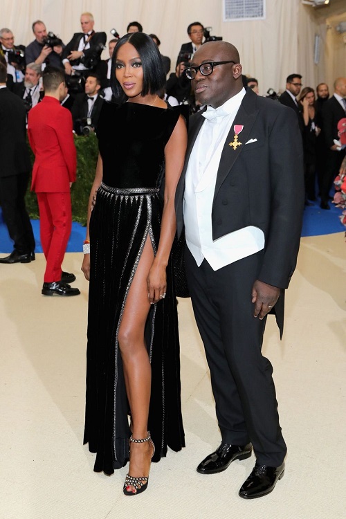 Nový šéfredaktor Vogue UK, Edward Enninful měl na míru ušitý frak od Burberry a Naomi na u boku. Konkuruje Tomu Bradymu. 