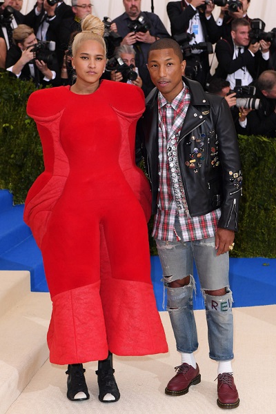 Pharrell je nová tvář parfému Comme des Garcons a logicky dorazil od hlavy až k patě v čestné značce. 