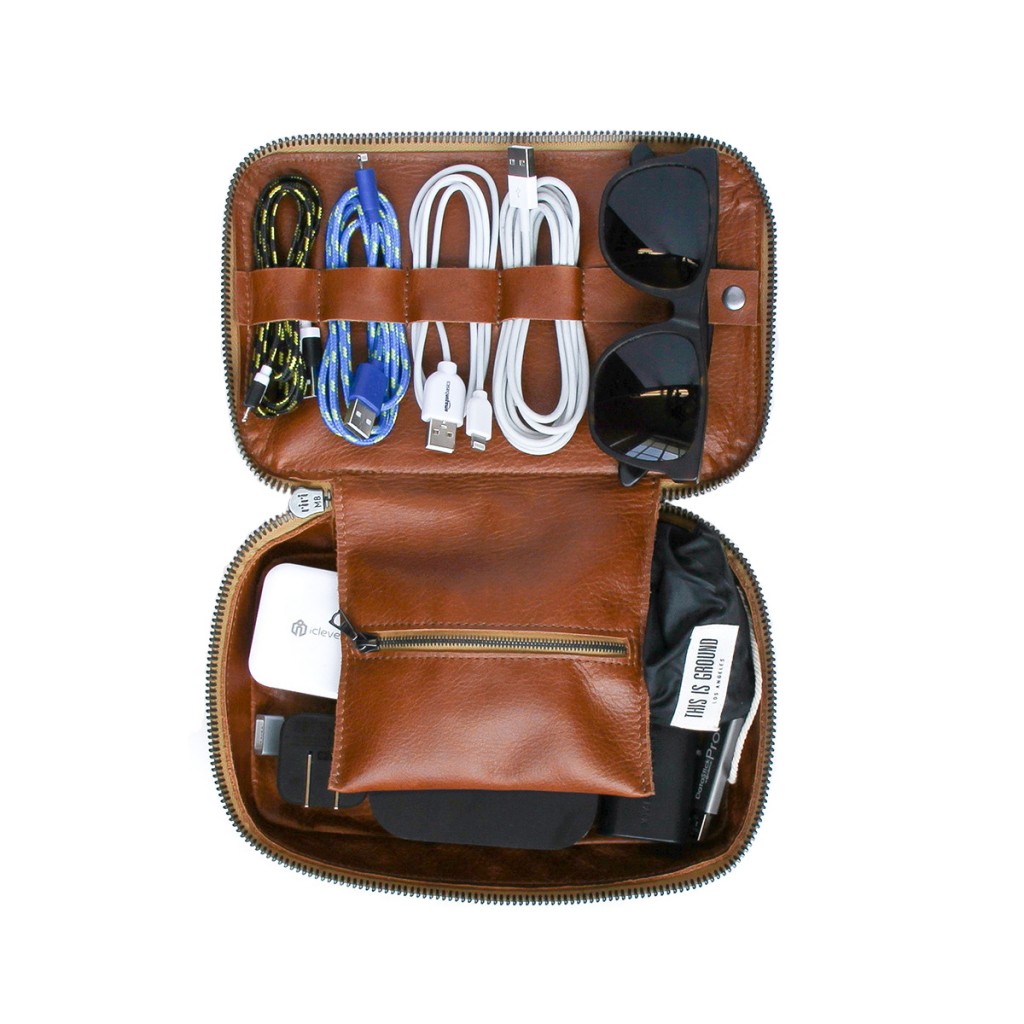 Do pouzdra Tech Dopp Kit od značky This Is Ground naskládáte všechny tech nutnosti a pár osobních věcí. Je elegantní, z poctivé kůže a působí přehledně. 