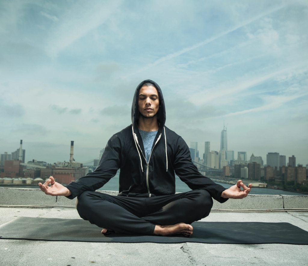 Meditace nebo jóga může být lepší, než "agresivní" posilování hned po ránu. Utřídíte si myšlenky a budete více v klidu. 