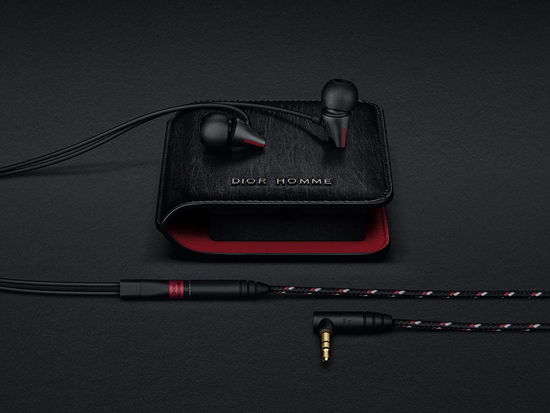 Dior Homme x Sennheiser - kapesní sluchátka s pouzdrem z černé broušené kůže. 