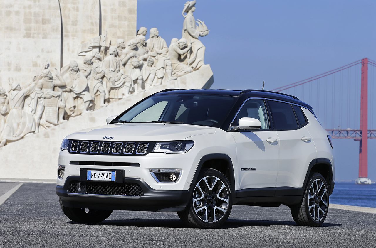 Moderní design Jeepu Compass sluší, trochu ale zavání laciností - Jeep Compass