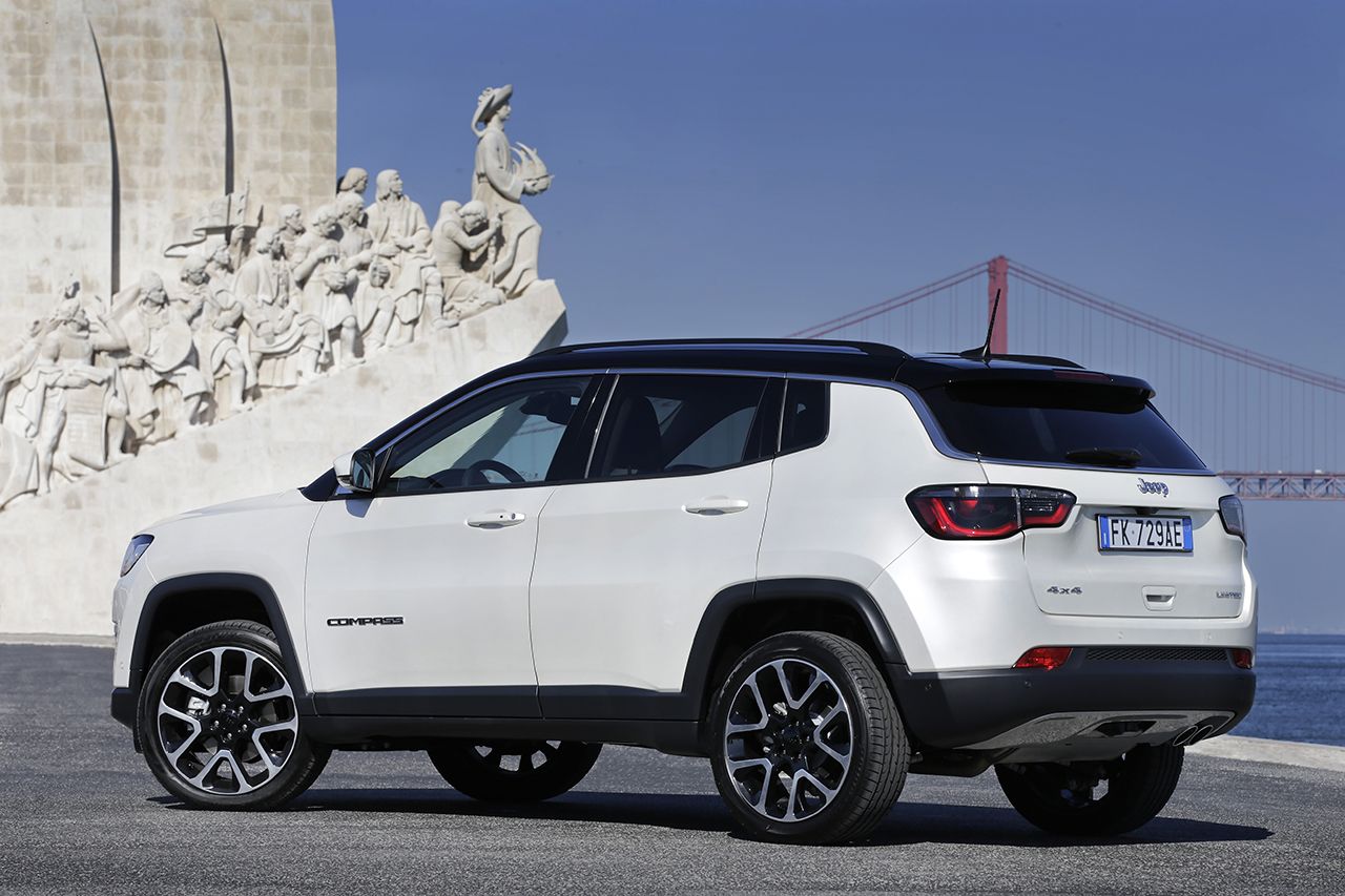 Moderní design Jeepu Compass sluší, trochu ale zavání laciností - Jeep Compass