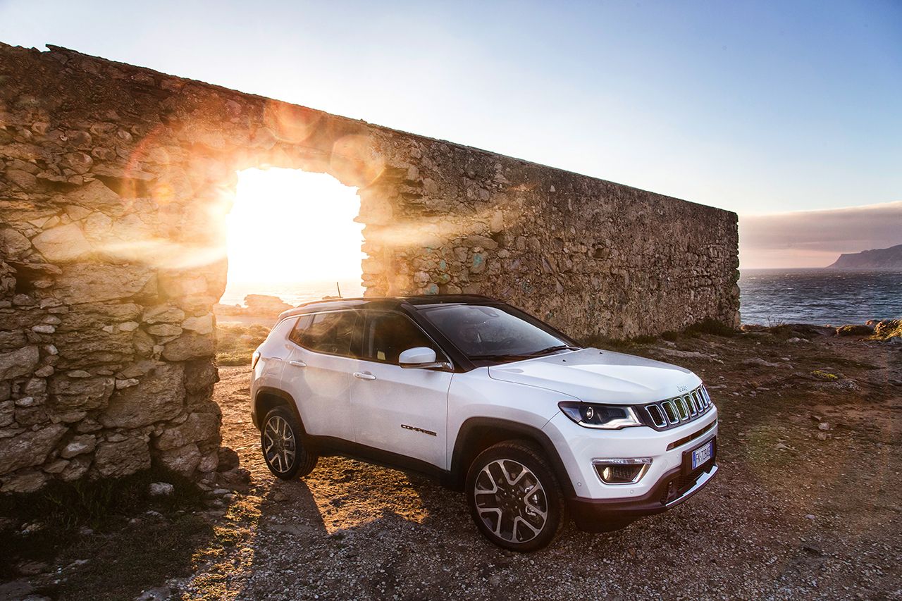 Moderní design Jeepu Compass sluší, trochu ale zavání laciností - Jeep Compass