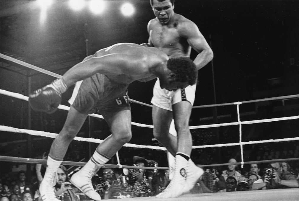 Boxeři nikdy nevypadají dobře, když jdou k zemi. Na tomto snímku ale George Foreman připomíná právě pokácený strom.