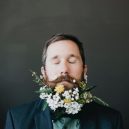 Muži s květinami - flower-beard18