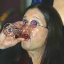 Pozoruhodný životní styl Ozzyho Osbourna. Co všechno byl schopen zkonzumovat? - ozzy-osbourne-drinking