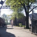 Takhle vypadá Osvětim. Hitler tady nechal zavraždit víc než milión lidí - 1024px-entrance_auschwitz_i