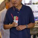 Jak nosí polo trička slavní muži? - US President Barack Obama enjoys a cup o