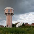 Můj dům, můj hrad. Skejtový dům, úzká kapsle nebo mušle - 19_belgicky-majak-predelany-k-bydleni-zase-takovy-vystrelek-neni