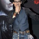 Styl Johnnyho Deppa ženy milují, muži obdivují - 1_klobouk-dziny-kosile-a-spousta-doplnku-to-je-typicky-depp