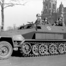 Léo Major – kanadský zázračný vojín - bundesarchiv_bild_101i-801-0664-37_berlin_unter_den_linden_schutzenpanzer