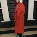 Jared Leto se nebojí měnit barvy. Je to módní chameleon - na-filmovou-premieru-v-kabatu-a-kulichu-funguje-to