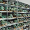 Elitní bojovníci ve starověké Spartě museli projít krvavou zkouškou - ancient-greek-helmets-classical-period-from-olympia-museum-store-room-650×411