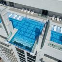 Podívejte se, jak se plave v bazénu se skleněným dnem 150 metrů nad zemí. - glass-bottomed-sky-pool-market-square-tower-houston-texas_dezeen_hero-852×480