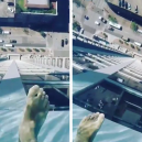 Podívejte se, jak se plave v bazénu se skleněným dnem 150 metrů nad zemí. - swimming-pool-sky-market-square-tower-houston-fb