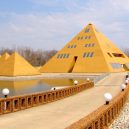 Betonář postavil v Illinois zlatou vilu ve tvaru pyramidy - 0002-vila