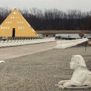 Betonář postavil v Illinois zlatou vilu ve tvaru pyramidy - 0005-vila