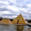 Betonář postavil v Illinois zlatou vilu ve tvaru pyramidy - 0006-vila
