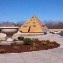 Betonář postavil v Illinois zlatou vilu ve tvaru pyramidy - 0009-vila