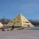 Betonář postavil v Illinois zlatou vilu ve tvaru pyramidy - 00093-vila