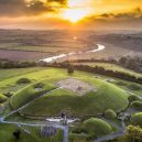 Brú na Bóinne – prehistorický poklad Irska - knowth-sunset-copter-view-ireland-1-of-1