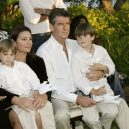 Stále zamilovaný Pierce Brosnan a jeho žena Keely - ma-tu-silu-bez-niz-bych-nemohl-zit-kdyz-se-na-me-keely-podiva-jdu-do-kolen