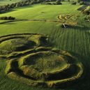 Brú na Bóinne – prehistorický poklad Irska - private-hill-of-tara-tour-from-dublin-kennedy-carr-copyright-tourism_ireland