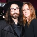 Potomci slavných Beatles: jablka nespadla daleko od (hudebního) stromu - sean-lennon-stella-mccartney-2017-billboard-1548