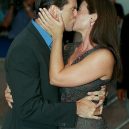 Stále zamilovaný Pierce Brosnan a jeho žena Keely - tenhle-polibek-mluvi-za-vse