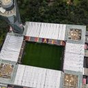 Součástí nejbizarnějšího stadionu je mrakodrap. - 