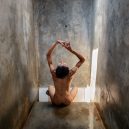 Lidé v klecích a bez toalet: Podívejte se na šokující fotodokumentaci z indonéských blázinců - 22751