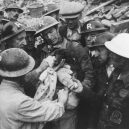 Britský masakr domácích zvířat během 2. světové války - Rescue of a puppy during the Blitz, South London, c 1940. „