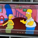 10 chyb v nesmrtelném seriálu Simpsonovi - A tady to můžete vidět na vlastní oči. Obrázek nenarozené Maggie se houpe na zdi přímo za Homerem a Marge!