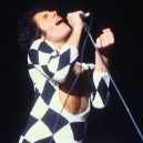 Freddie Mercury – nezapomenutelná legenda - harlequinn-suit