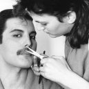 Freddie Mercury – nezapomenutelná legenda - mustache-trim