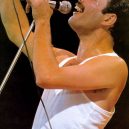 Freddie Mercury – nezapomenutelná legenda - singing-white-tank