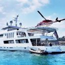 Miliardář využil svou jachtu v hodnotě 25 milionů, aby pomohl zásobovat ohněm zasažené Malibu - The billionaire’s yacht, Leight Star, is 142ft long, and has its own helipad