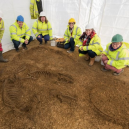 Pohřbený vůz s jezdcem i zapřaženými koňmi nadchl archeology - chariot-england