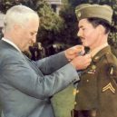 Voják co odmítal zabíjet – Desmond Doss - Desmond_Doss_CMH_award