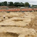 Pohřbený vůz s jezdcem i zapřaženými koňmi nadchl archeology - england-construction