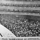 Božská Florenc se svým extrémně falešným operním zpěvem vyprodala celou Carnegie Hall - Florence Foster Jenkins – photo from carnegie hall box seat B&W