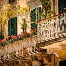 10 míst, které při návštěvě Řecka nesmíte v žádném případě vynechat - greece-corfu-old-town-facades-and-flowers