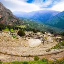 10 míst, které při návštěvě Řecka nesmíte v žádném případě vynechat - greece-delphi-ancient-theatre-and-mountains