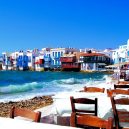 10 míst, které při návštěvě Řecka nesmíte v žádném případě vynechat - greece-mykonos-seaside-town-with-waves