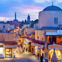 10 míst, které při návštěvě Řecka nesmíte v žádném případě vynechat - greece-rhodes-town-hippocrates-square-evening