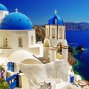 10 míst, které při návštěvě Řecka nesmíte v žádném případě vynechat - greece-santorini-blue-roof-churches-and-mediterranean